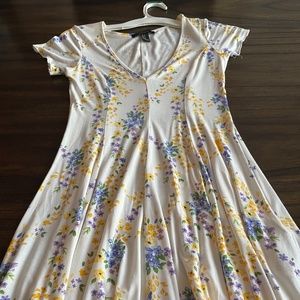 Size medium forever21 dress in pretty floral style